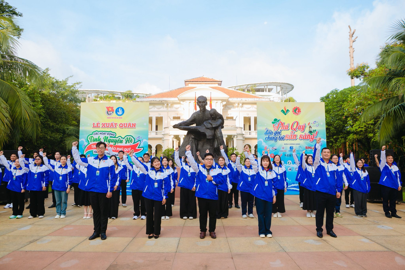 Các chiến sĩ tình nguyện Hè thể hiện quyết tâm trước giờ lên đường. (Ảnh: TLTĐ)