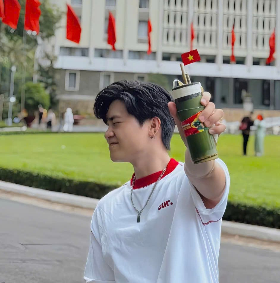 Bạn trẻ thích thú mang cà phê ống tre đến Dinh Độc Lập để chụp ảnh (Ảnh: TikTok 'Mặc đại đại đi') Bạn trẻ thích thú mang cà phê ống tre đến Dinh Độc Lập để chụp ảnh (Ảnh: TikTok 'Mặc đại đại đi')