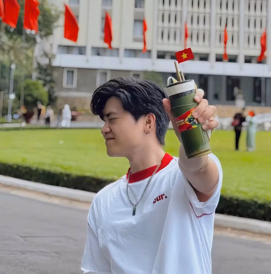 Bạn trẻ thích thú mang cà phê ống tre đến Dinh Độc Lập để chụp ảnh (Ảnh: TikTok 'Mặc đại đại đi')