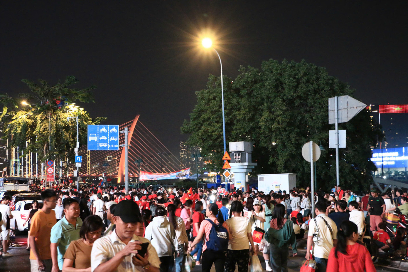 Khu vực Phố đi bộ Nguyễn Huệ càng về sáng 30/4 càng đông các bạn trẻ đổ về. Khu vực Phố đi bộ Nguyễn Huệ càng về sáng 30/4 càng đông các bạn trẻ đổ về.