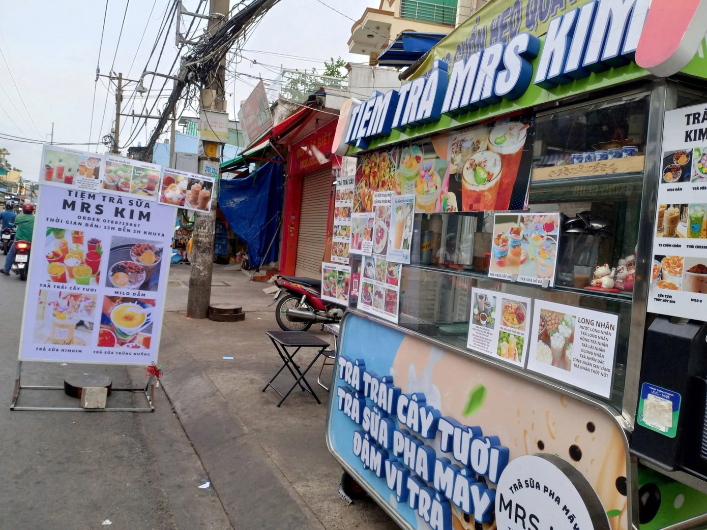 Trà măng cụt nhanh chóng trở thành “gương mặt mới” trên menu của nhiều quán, từ tiệm trà nhỏ ven đường đến các chuỗi cà phê lớn. Trà măng cụt nhanh chóng trở thành “gương mặt mới” trên menu của nhiều quán, từ tiệm trà nhỏ ven đường đến các chuỗi cà phê lớn.