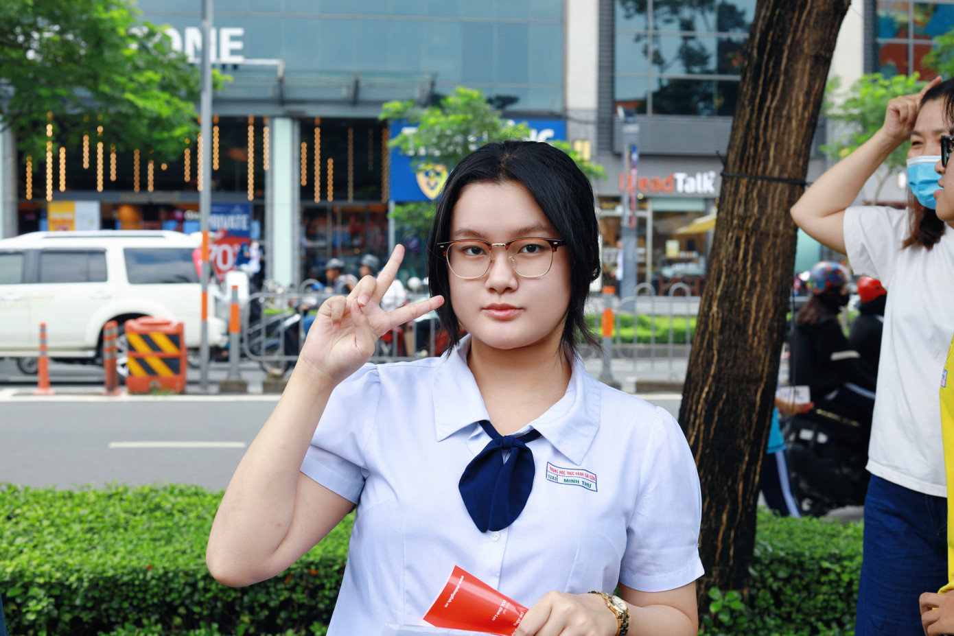 Gặp khó với phần từ vựng và đọc hiểu, Minh Thư vẫn hoàn thành bài thi Tiếng Anh. (Ảnh: Hà Thương) Gặp khó với phần từ vựng và đọc hiểu, Minh Thư vẫn hoàn thành bài thi Tiếng Anh. (Ảnh: Hà Thương)