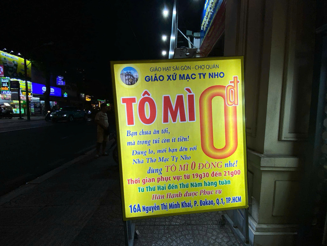 Tiệm mì đêm 0 đồng tại Giáo xứ Mạc Ty Nho (Q. 1, TP. HCM).
