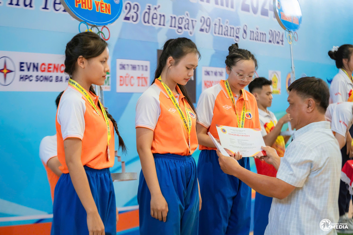 Kim Hảo (ngoài cùng bên phải) luôn hết mình trong luyện tập và thi đấu Vovinam. Kim Hảo (ngoài cùng bên phải) luôn hết mình trong luyện tập và thi đấu Vovinam.