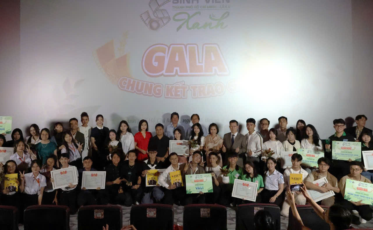 Các đội đoạt giải chụp ảnh lưu niệm cùng khách mời và Ban Tổ chức. Các đội đoạt giải chụp ảnh lưu niệm cùng khách mời và Ban Tổ chức.