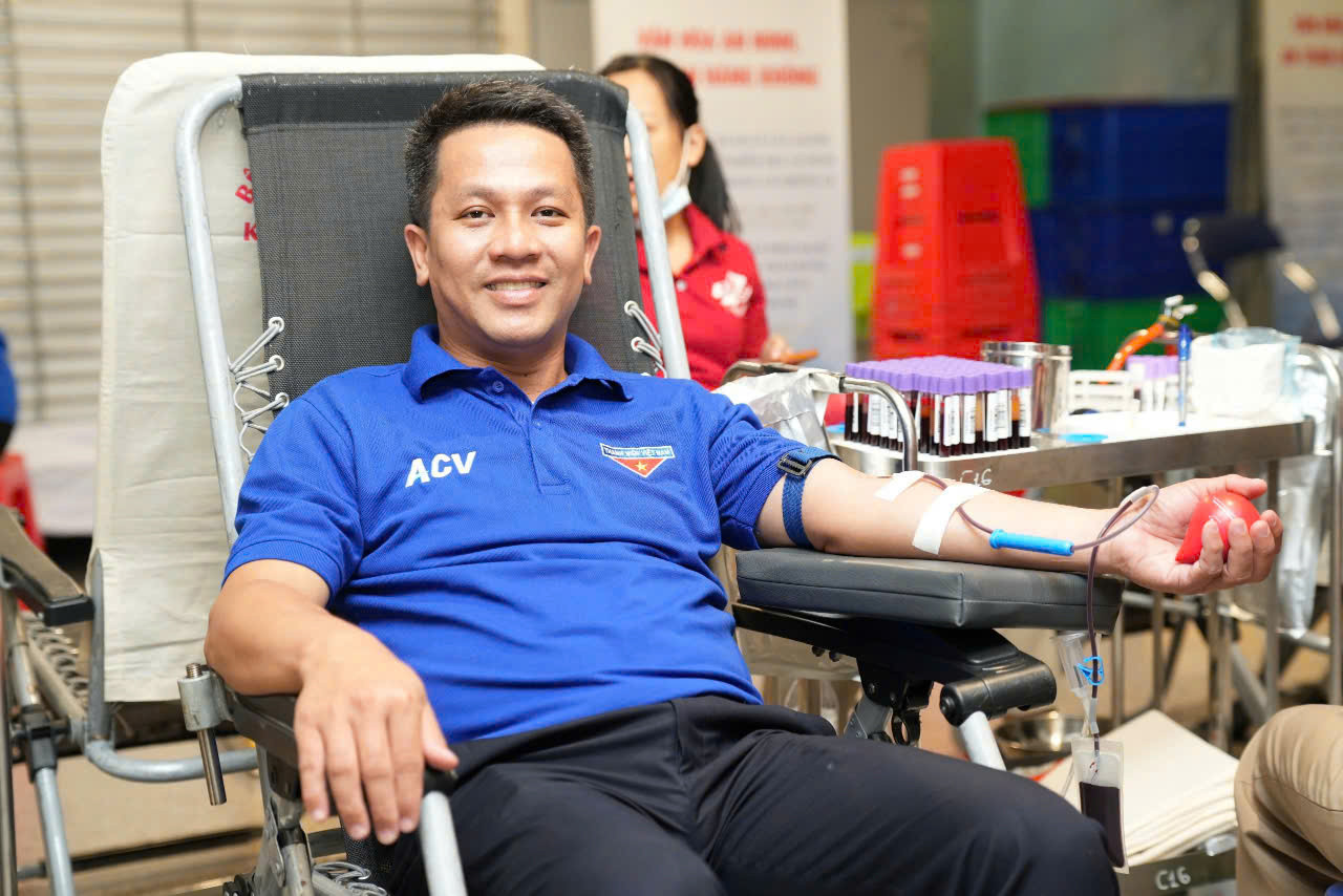 Ông Phùng Thanh Tú – Bí thư Đoàn Thanh niên Cảng Hàng không Quốc tế Tân Sơn Nhất tham gia hiến máu tại chương trình. Ông Phùng Thanh Tú – Bí thư Đoàn Thanh niên Cảng Hàng không Quốc tế Tân Sơn Nhất tham gia hiến máu tại chương trình.