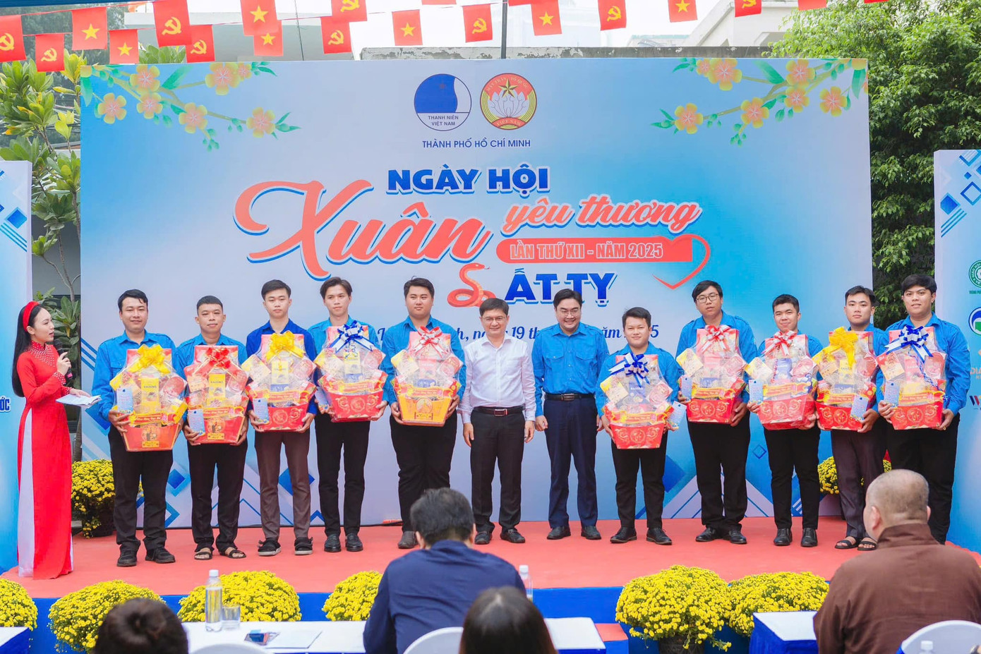 Ngày hội &quot;Xuân yêu thương&quot; lần thứ 12 mang đến nhiều phần quà ý nghĩa cho đoàn viên, thanh niên TP. HCM có hoàn cảnh khó khăn.