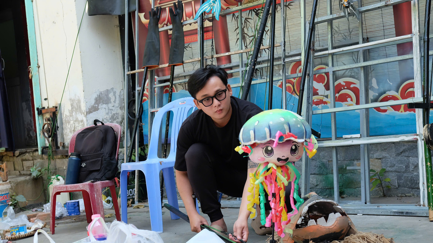 Võ Văn Luân là một trong những diễn viên mới nhất của đoàn. Võ Văn Luân là một trong những diễn viên mới nhất của đoàn.