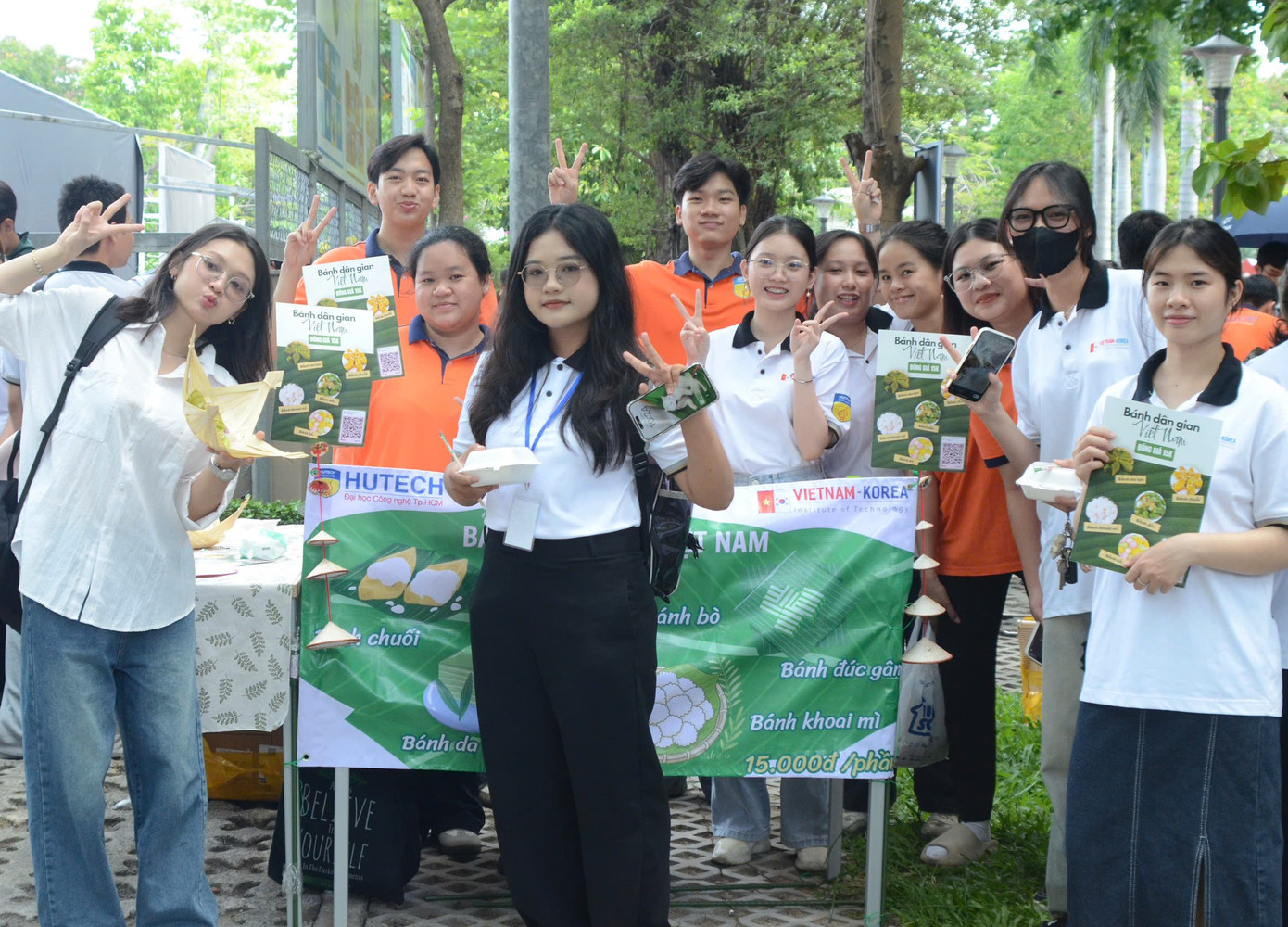 Sinh viên trải nghiệm các gian hàng ẩm thực tại Ngày hội. (Ảnh: Đăng Khoa)