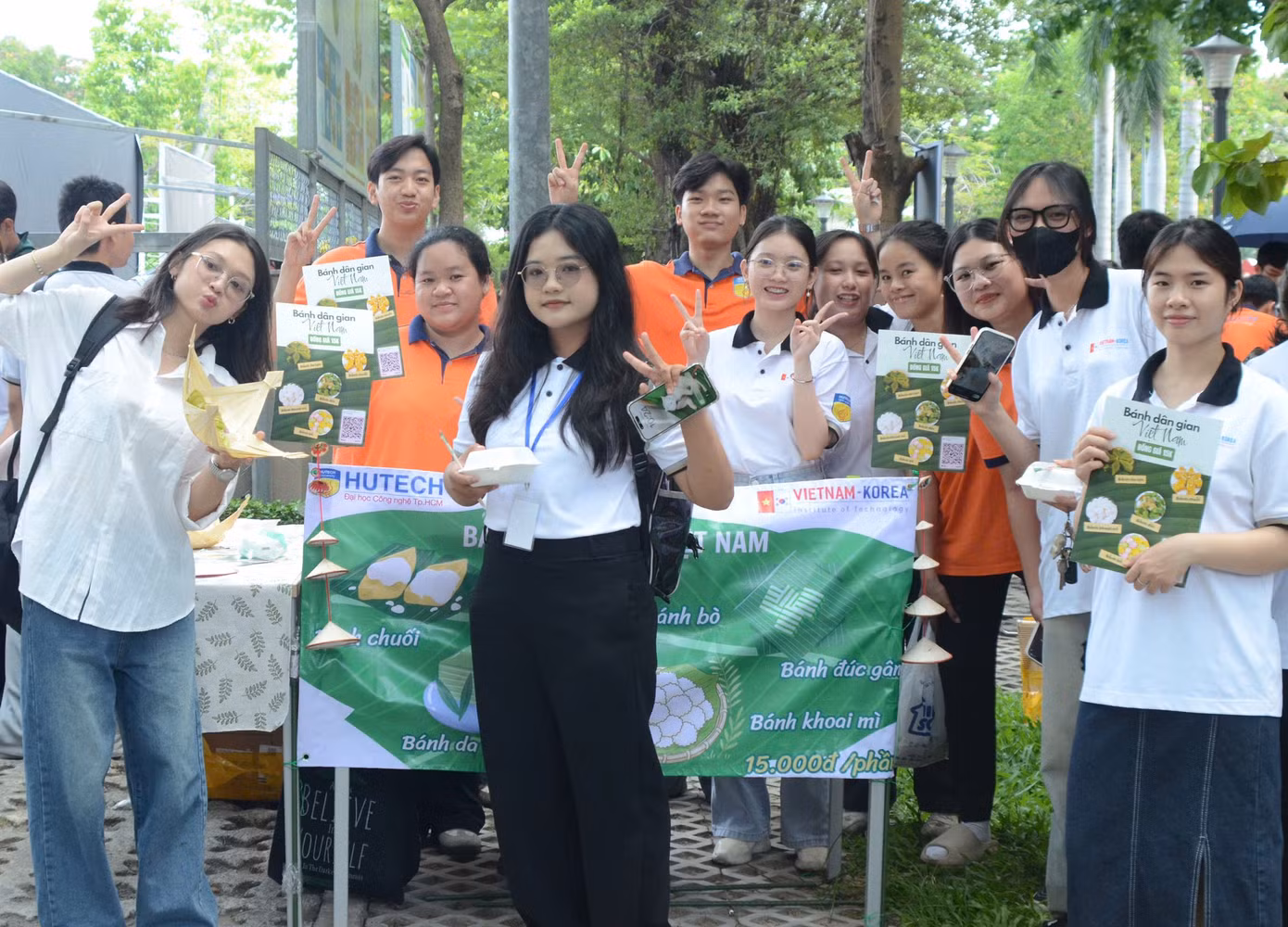 Sinh viên trải nghiệm các gian hàng ẩm thực tại Ngày hội. (Ảnh: Đăng Khoa) Sinh viên trải nghiệm các gian hàng ẩm thực tại Ngày hội. (Ảnh: Đăng Khoa)