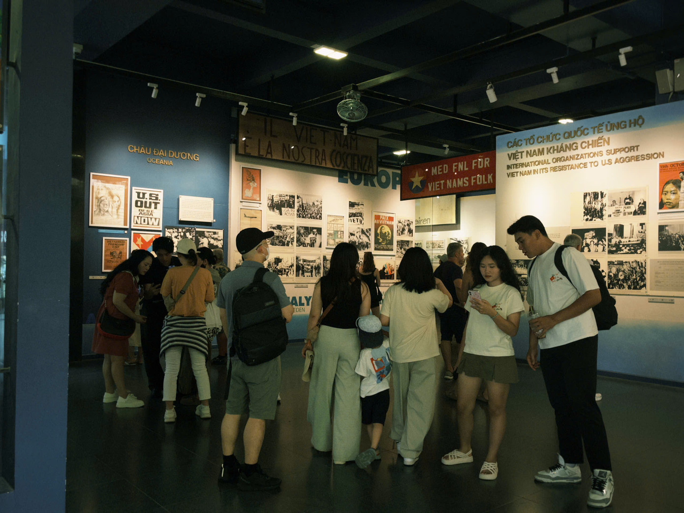 Nhiều bạn trẻ đang tự lên tour tham quan các địa điểm lịch sử tại TP. HCM và những tỉnh lân cận.