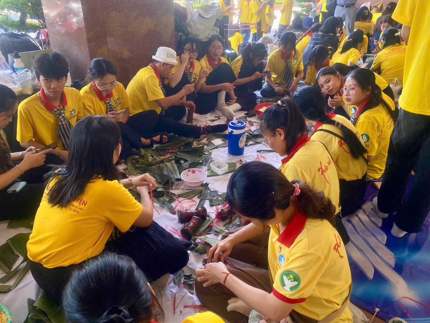 Đội hình khoa Công tác xã hội gói bánh tét.