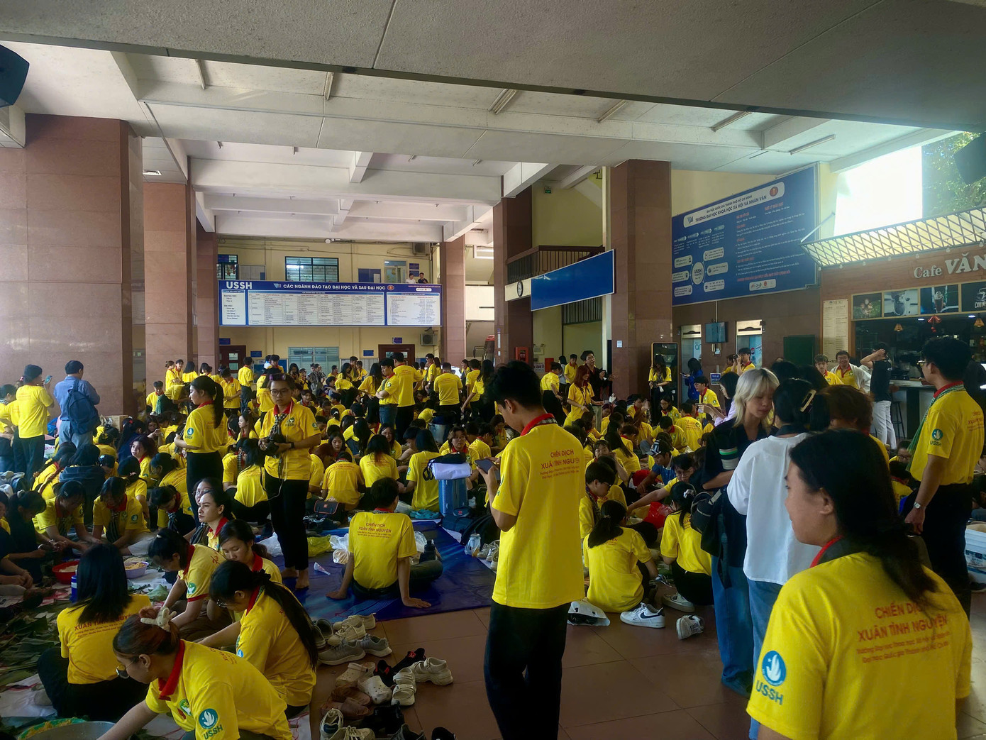 Toàn cảnh không khí Ngày hội. Sinh viên tình nguyện của các đội hình đã có mặt từ 6h sáng để chuẩn bị nguyên liệu và bắt đầu thực hiện gói bánh.