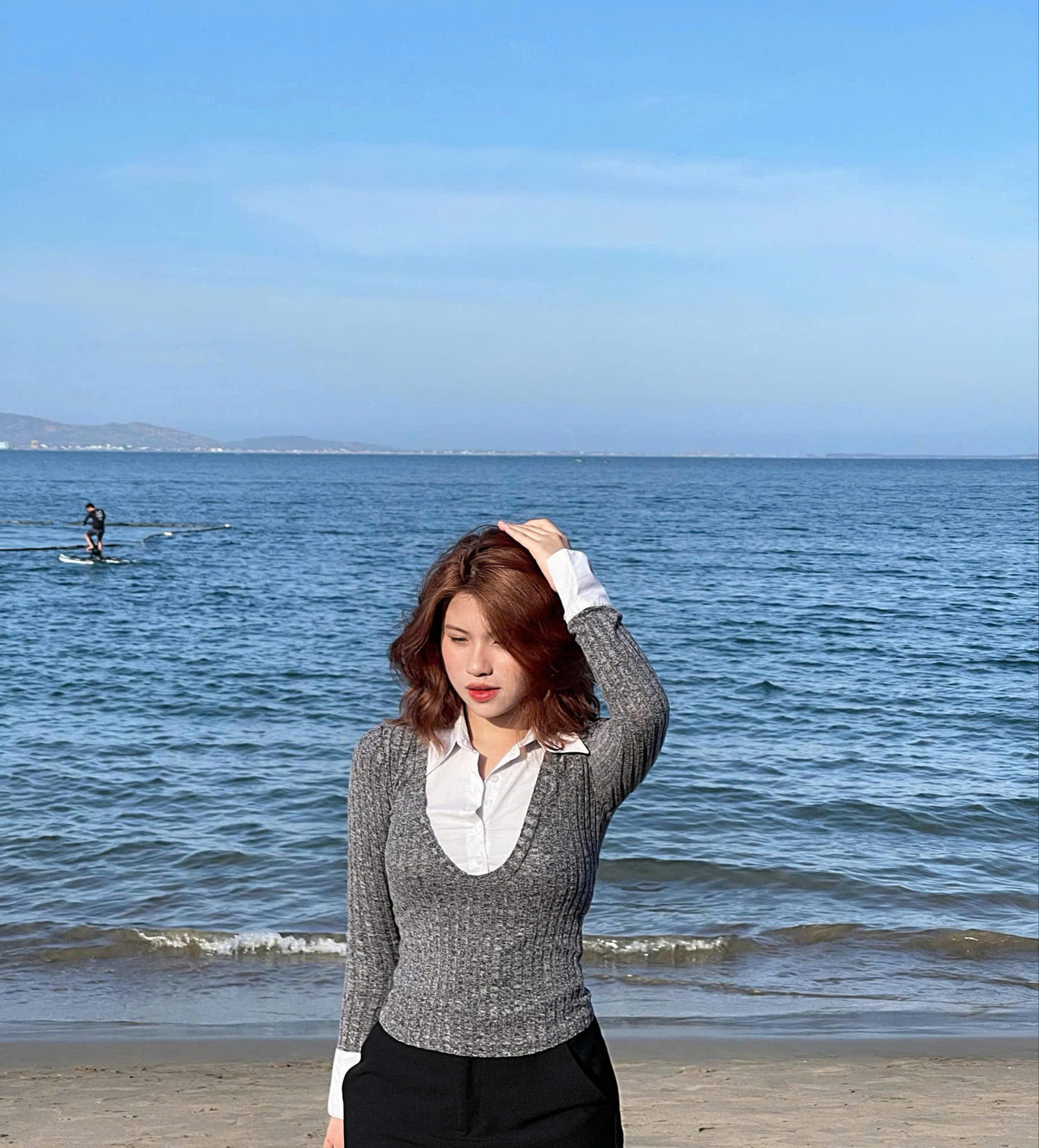 Với tính cách thích sự tự do, Khánh Vy chọn “phượt xe máy” cùng bạn bè để đến với biển trong ngày nghỉ Lễ Tết Dương lịch.