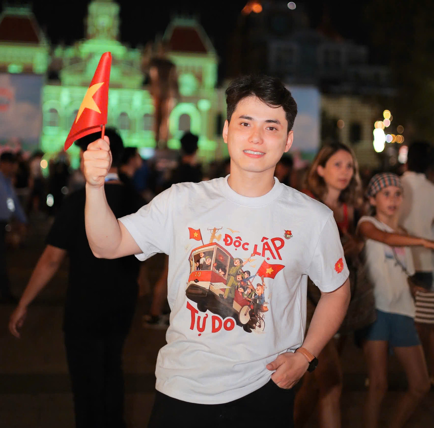 Hưởng ứng Đại lễ 30/4, bạn trẻ cầm cờ đỏ sao vàng khoác lên chiếc áo “Độc lập - Tự do” chụp ảnh tại Phố đi bộ Nguyễn Huệ (Q. 1, TP. HCM).