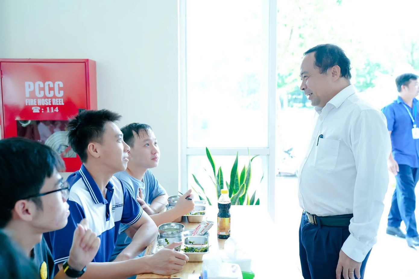 PGS. TS Vũ Hải Quân - Giám đốc ĐHQG TP. HCM tới "Bếp ăn chia sẻ sinh viên", cùng trò chuyện và ăn trưa với sinh viên. (Ảnh: ĐHQG TP. HCM)