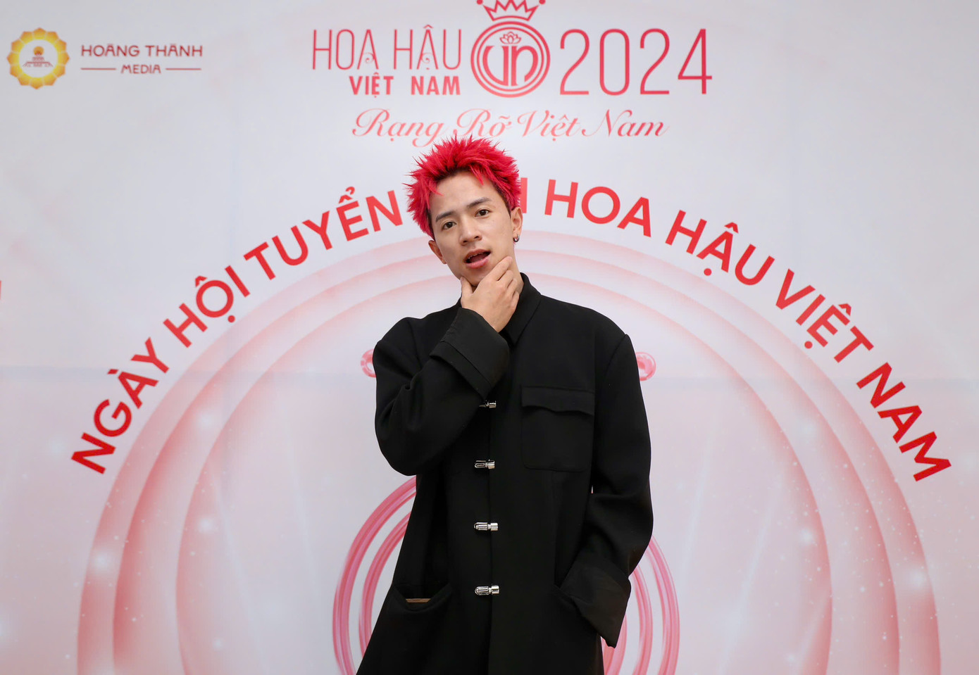 Rapper 7DNIGHT tham dự Ngày hội tuyển sinh &apos;Hoa hậu Việt Nam&apos; 2024 tại trường ĐH Mở TP. HCM.