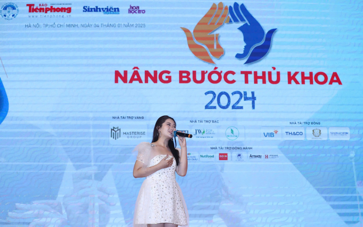 Ca sĩ Phương Anh hát tại chương trình. Ca sĩ Phương Anh hát tại chương trình.