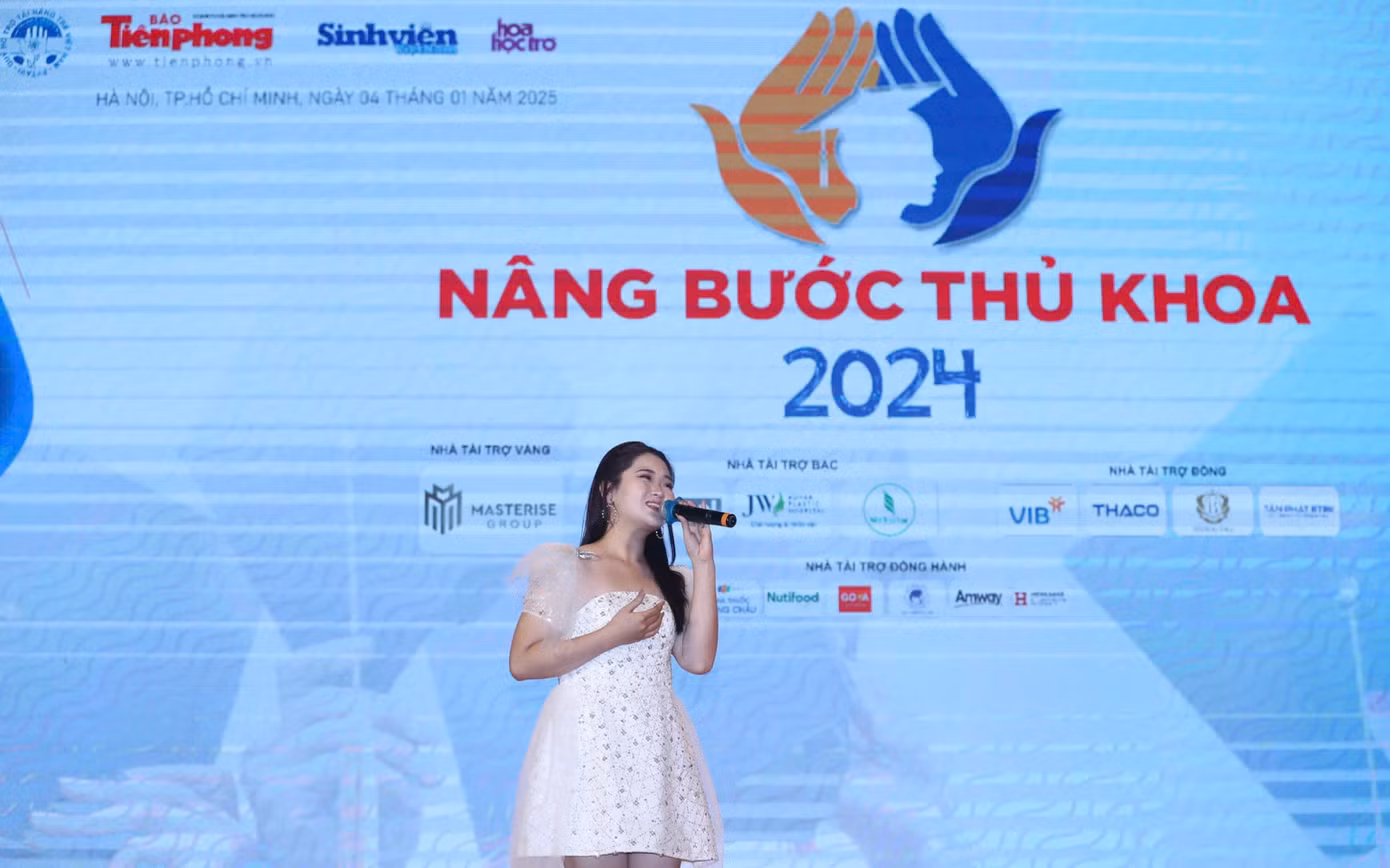 Ca sĩ Phương Anh hát tại chương trình. Ca sĩ Phương Anh hát tại chương trình.