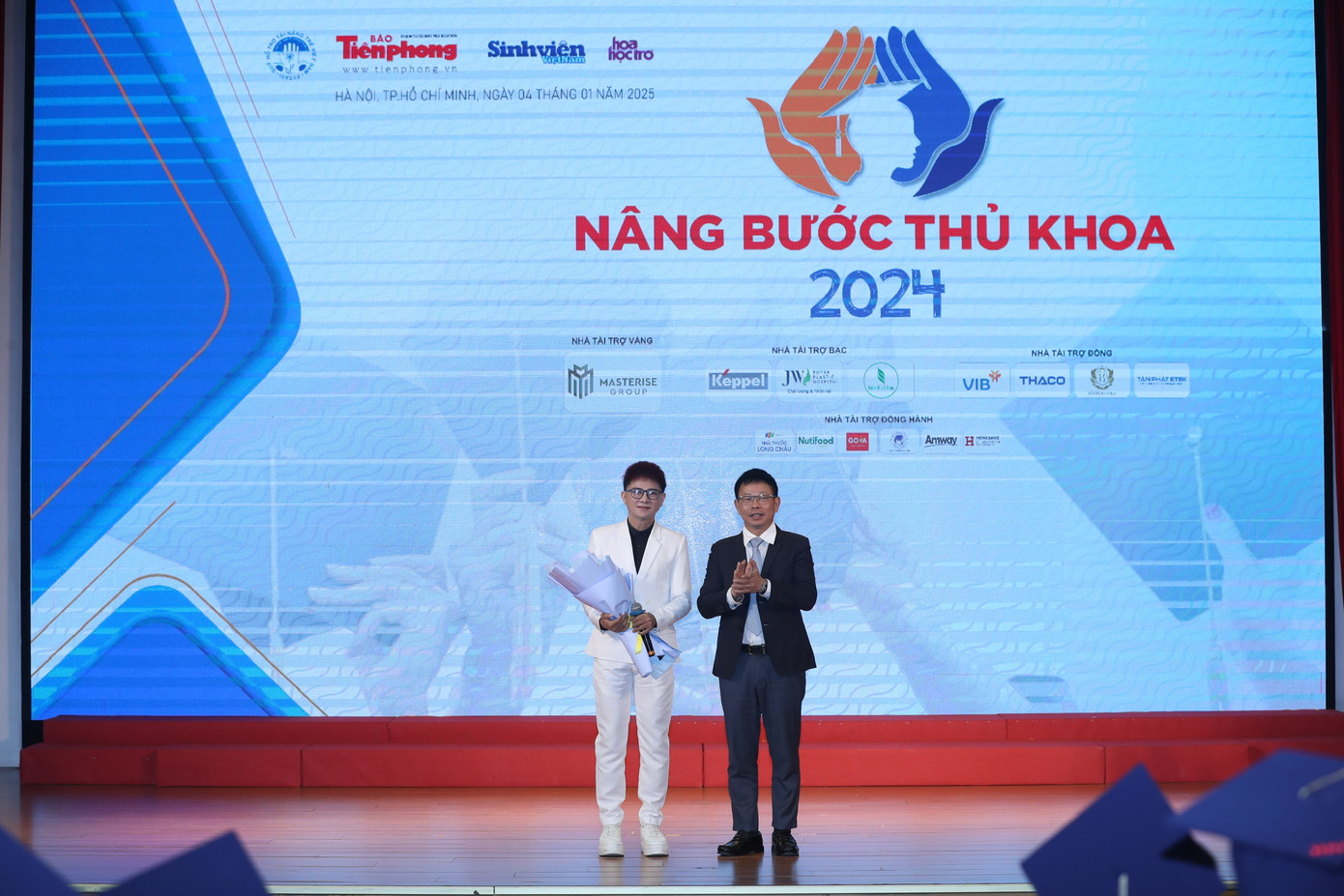 Nhà báo Phùng Công Sưởng - Tổng Biên tập báo Tiền Phong tặng hoa cho ca sĩ Cáp Anh Tài tại chương trình. Nhà báo Phùng Công Sưởng - Tổng Biên tập báo Tiền Phong tặng hoa cho ca sĩ Cáp Anh Tài tại chương trình.