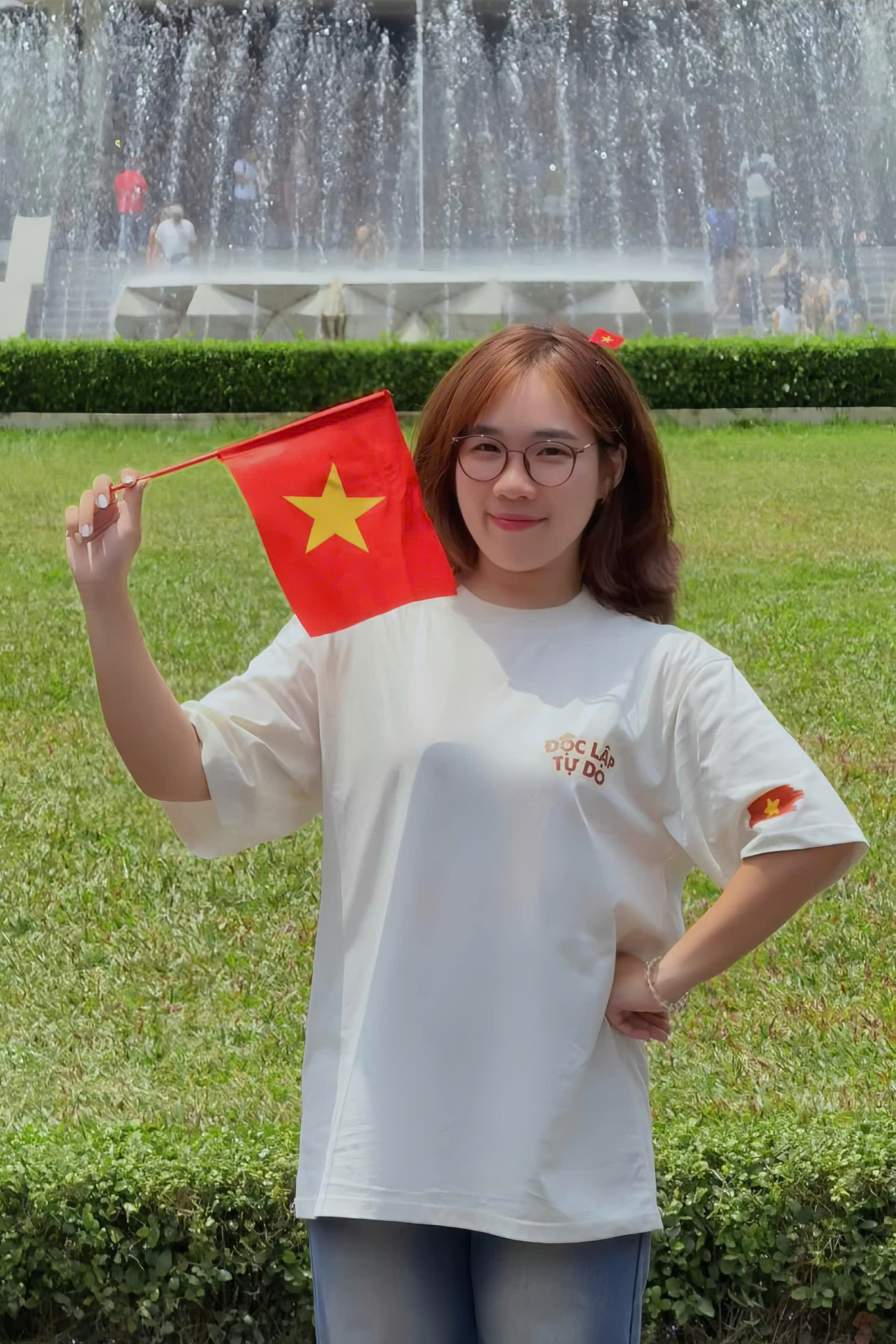 Thùy Linh chụp ảnh tại Dinh Độc Lập cùng chiếc áo thun “Độc lập - Tự do”. (Ảnh: NVCC) Thùy Linh chụp ảnh tại Dinh Độc Lập cùng chiếc áo thun “Độc lập - Tự do”. (Ảnh: NVCC)