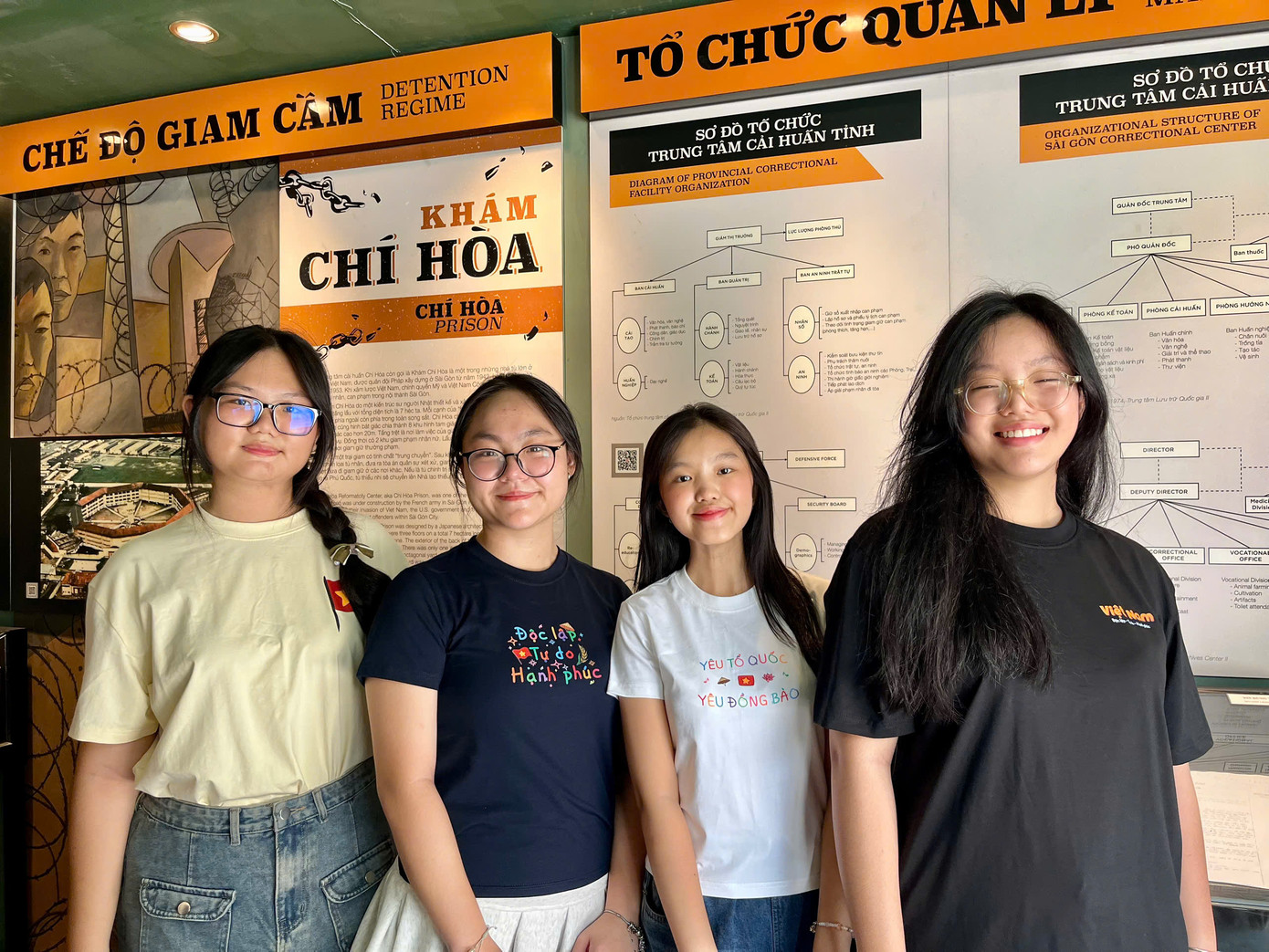 Nhóm bạn cùng nhau mặc áo thun mang những thông điệp lịch sử ý nghĩa khi tham quan bảo tàng. Nhóm bạn cùng nhau mặc áo thun mang những thông điệp lịch sử ý nghĩa khi tham quan bảo tàng.