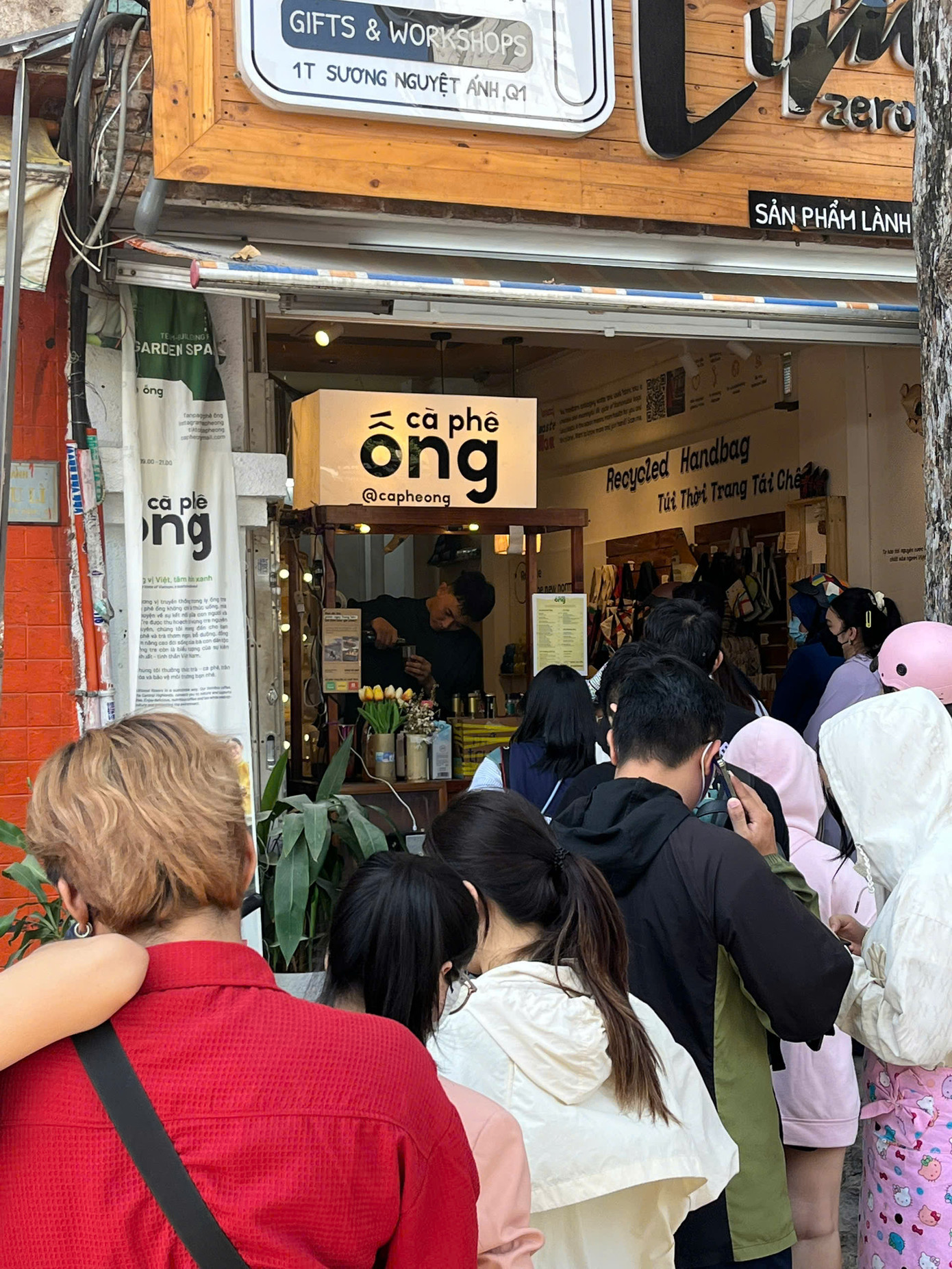 Quang cảnh các bạn trẻ xếp hàng đông đúc để sở hữu phiên bản đặc biệt tại một quán bán cà phê ống tre ở (Q.1, TP. HCM). Quang cảnh các bạn trẻ xếp hàng đông đúc để sở hữu phiên bản đặc biệt tại một quán bán cà phê ống tre ở (Q.1, TP. HCM).
