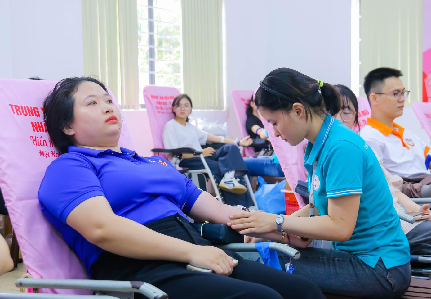 Sinh viên tham gia hiến máu tình nguyện tại chương trình. Sinh viên tham gia hiến máu tình nguyện tại chương trình.