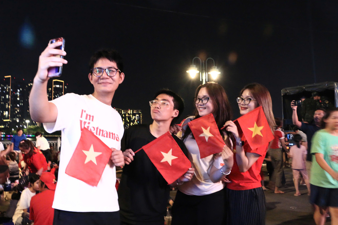 Quang Vinh (trường ĐH Văn Lang) cùng nhóm bạn của mình chờ xem bắn pháo tại khu vực Công viên Bến Bạch Đằng (Q. 1). Quang Vinh (trường ĐH Văn Lang) cùng nhóm bạn của mình chờ xem bắn pháo tại khu vực Công viên Bến Bạch Đằng (Q. 1).