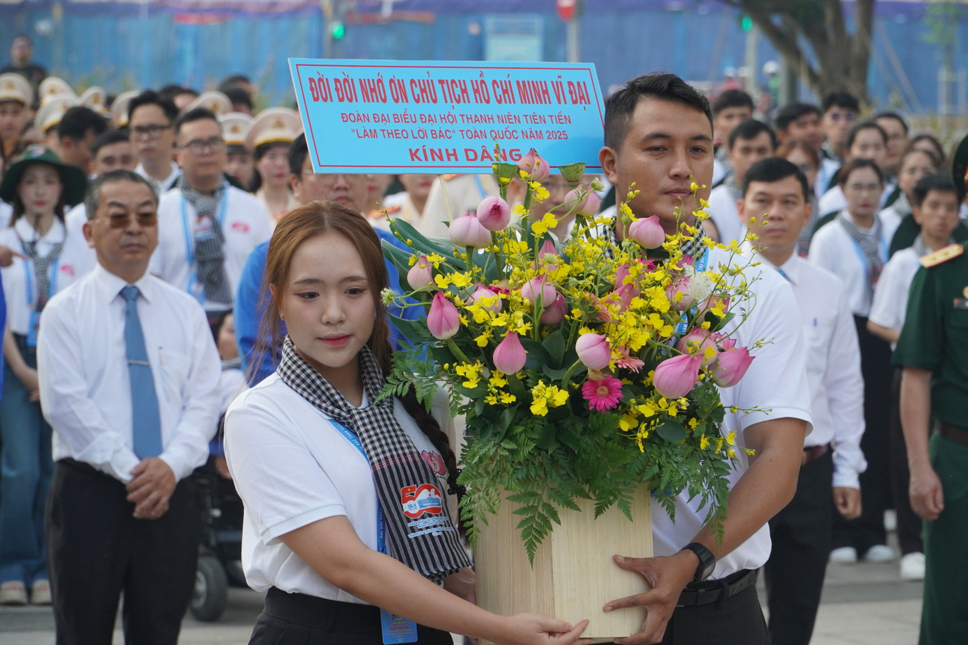 Anh Lưu Hoàng Phúc (Công dân trẻ tiêu biểu TP. HCM năm 2023, giáo viên Tổng phụ trách Đội Trường Tiểu học Lạc Long Quân, Q. 11, TP. HCM) thuộc đoàn đại biểu TP. HCM và chị Vương Minh Châu (Uỷ viên Ban Chấp hành Hội Sinh viên Học viện Ngân hàng, Liên Chi Hội trưởng Liên chi hội Viện Đào tạo Quốc tế Học viện Ngân hàng), thuộc đoàn đại biểu TP. Hà Nội, đại diện 434 đại biểu toàn quốc tiến lên dâng hoa Tượng đài Chủ tịch Hồ Chí Minh.