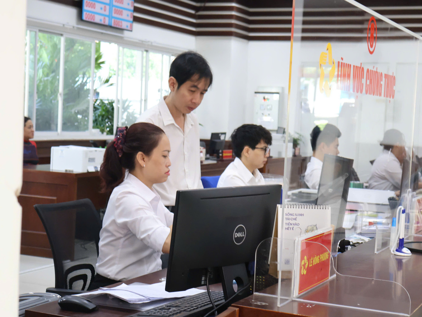 Người dân đến làm thủ tục hành chính tại cơ sở TP. HCM vào sáng ngày 7/7/2025.