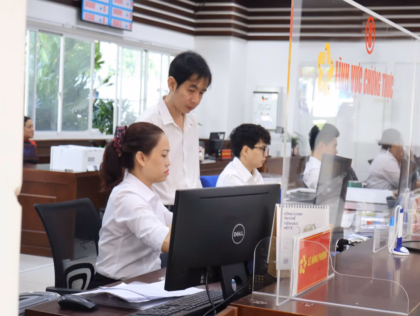 Người dân đến làm thủ tục hành chính tại cơ sở TP. HCM vào sáng ngày 7/7/2025.