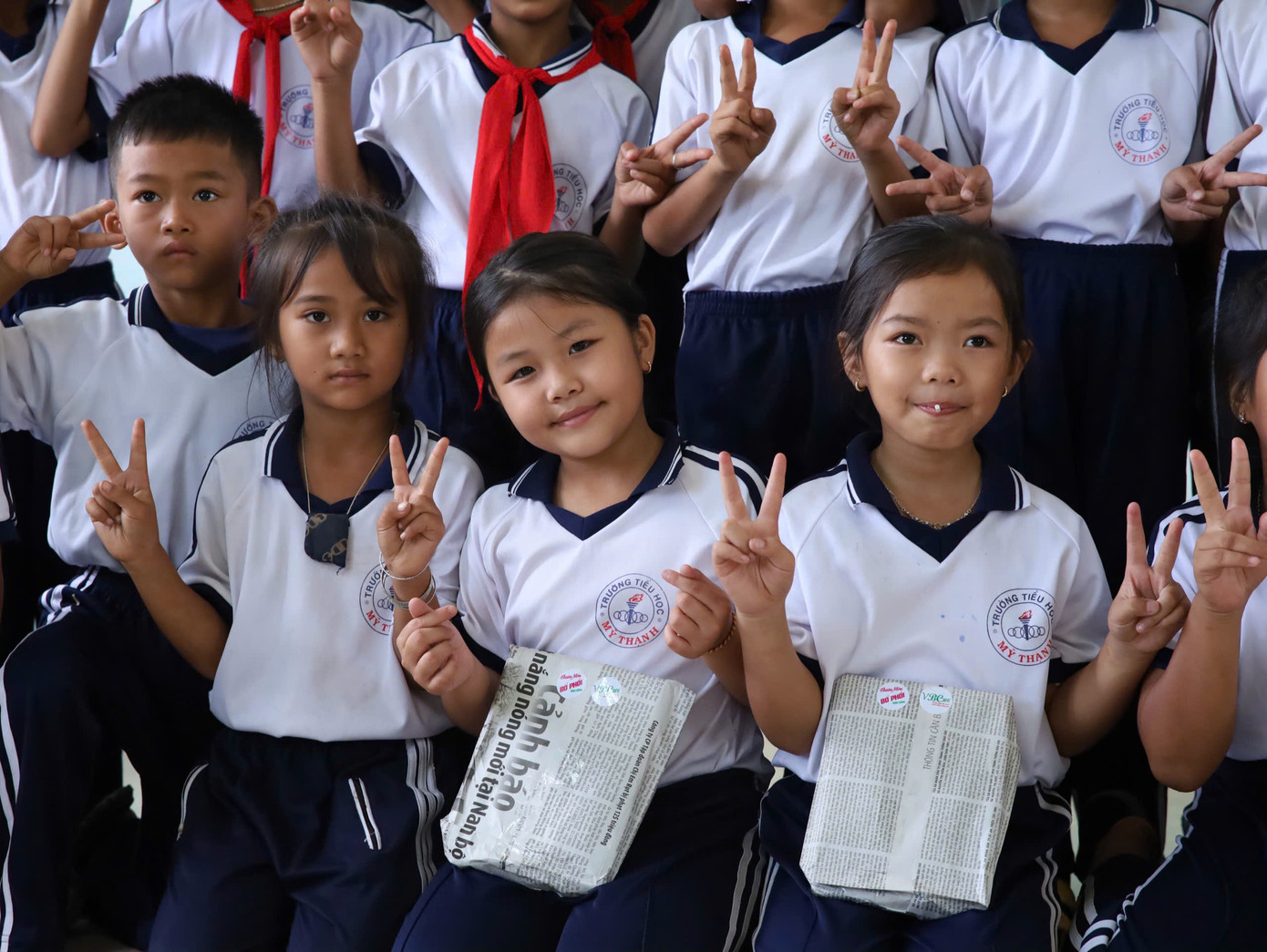 Các em nhỏ địa phương háo hức nhận ảnh của bản thân sau khi chụp tại trạm photobooth. Các em nhỏ địa phương háo hức nhận ảnh của bản thân sau khi chụp tại trạm photobooth.