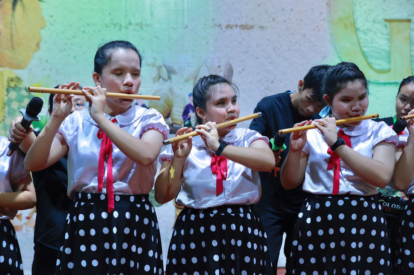 Chương trình càng ý nghĩa khi có sự xuất hiện của các em nhỏ ở mái ấm 'Huynh đệ như nghĩa' (TP. HCM).