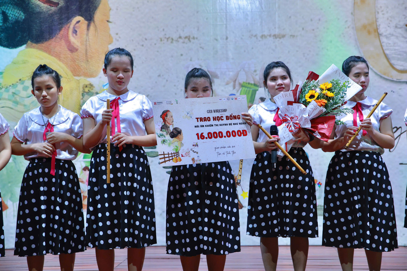 Toàn bộ số tiền gây quỹ được nhóm bạn trẻ đã trao cho các em nhỏ tại mái ấm.