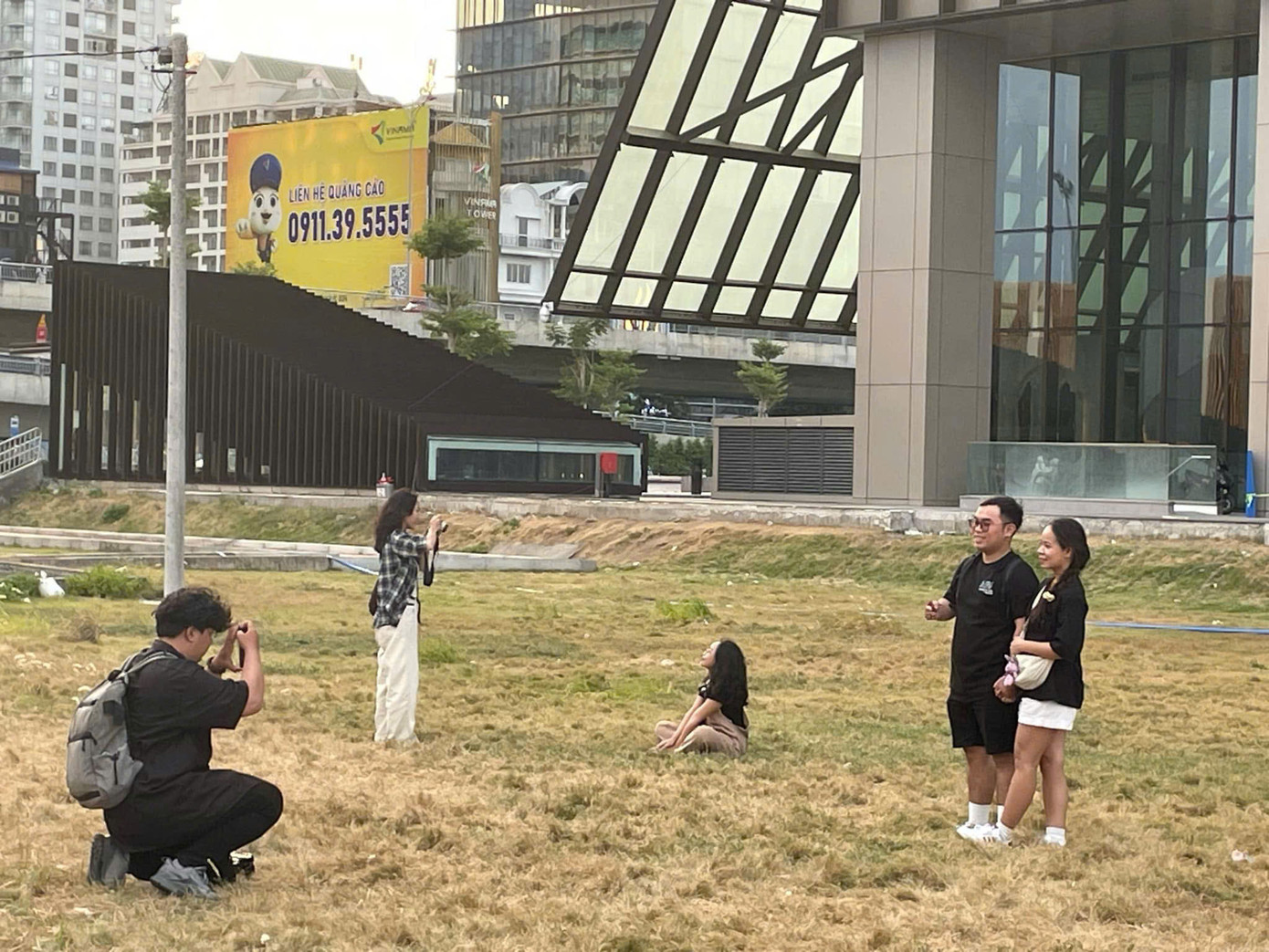 Buổi chiều, nhiều bạn trẻ ra khu vực Ga Ba Son để chụp hình. Buổi chiều, nhiều bạn trẻ ra khu vực Ga Ba Son để chụp hình.