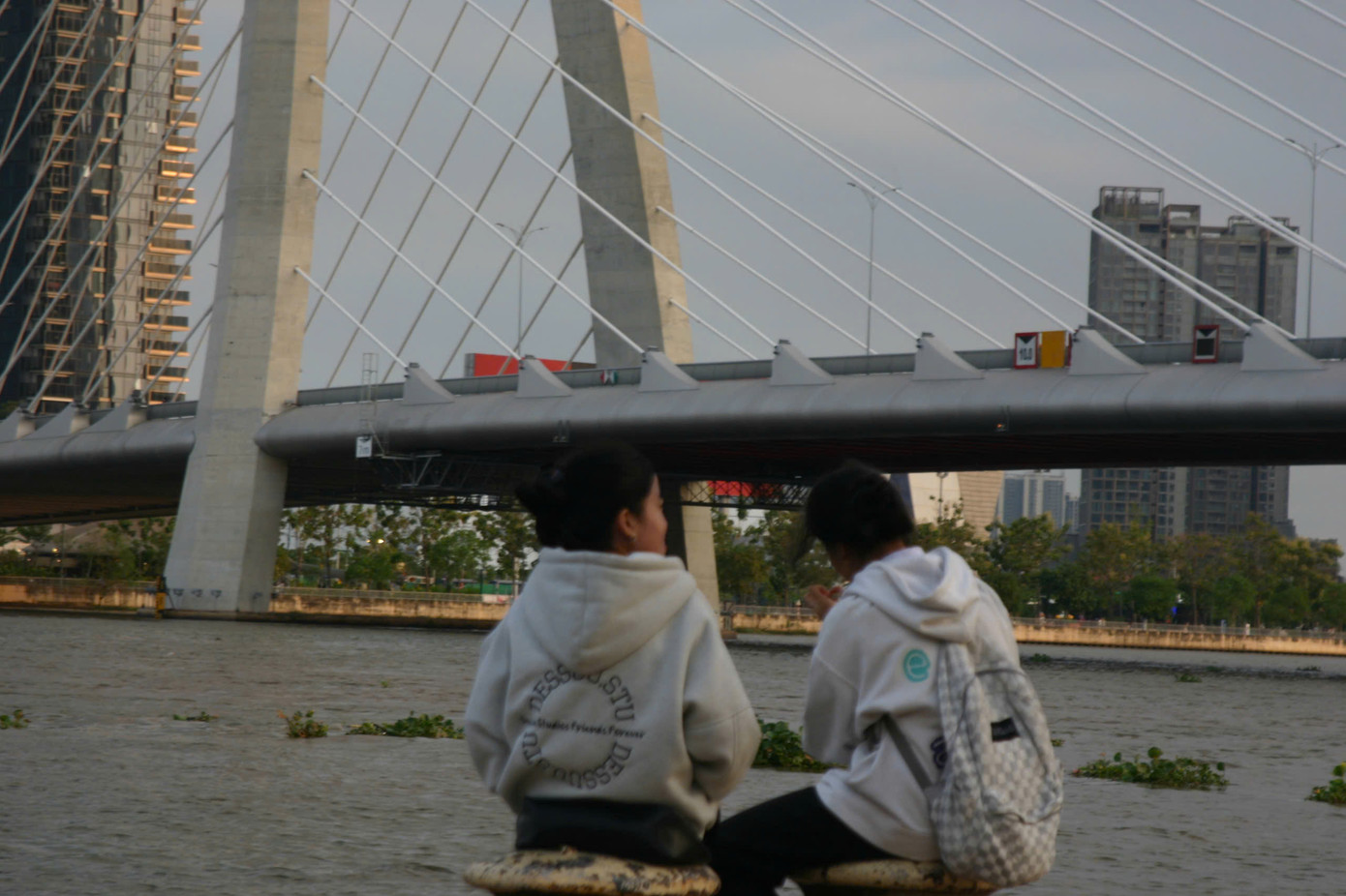 Ga Ba Son nổi bật với view sông Sài Gòn với cây cầu dây văng Ba Son ấn tượng. Ga Ba Son nổi bật với view sông Sài Gòn với cây cầu dây văng Ba Son ấn tượng.