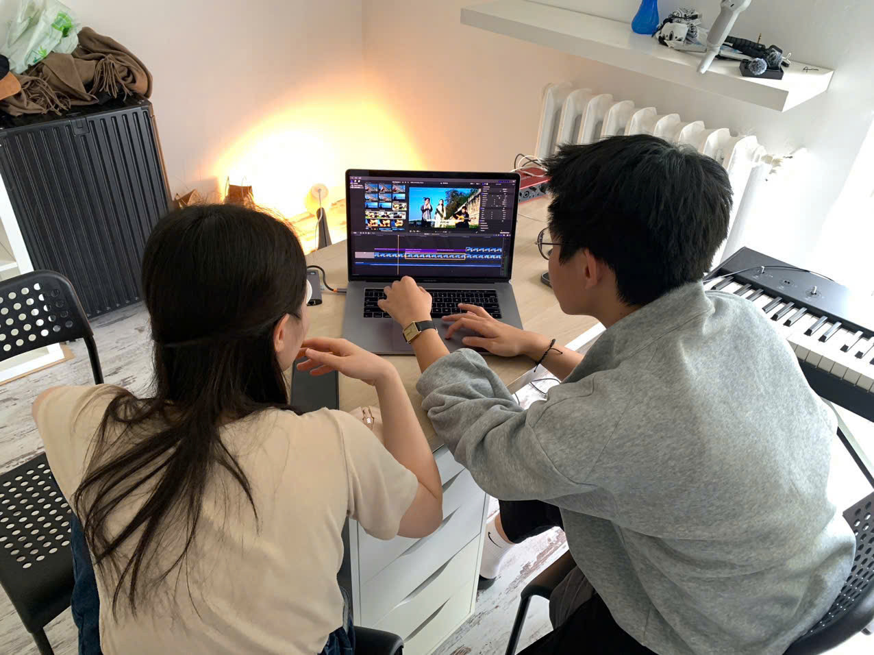 Nhóm sinh viên làm hậu kỳ cho sản phẩm. Nhóm sinh viên làm hậu kỳ cho sản phẩm.