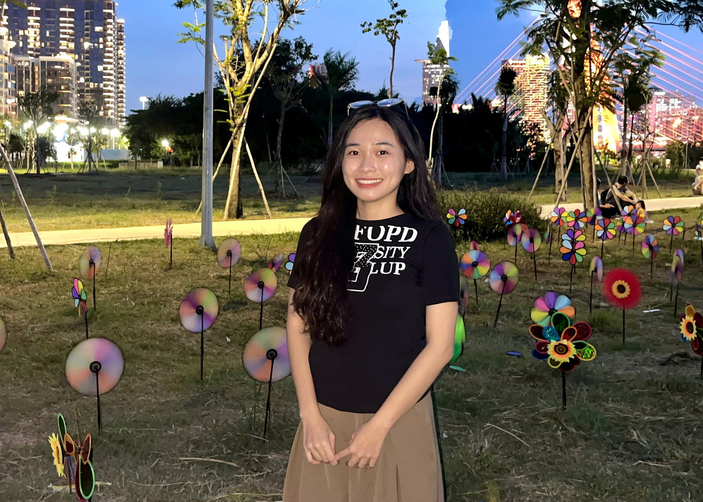 Trần Lê Thanh Thảo (trường ĐH Ngoại ngữ - Tin học TP. HCM) tranh thủ ghé chụp ảnh cùng “đồi chong chóng” sau giờ học. (Ảnh: Mỹ Đình) Trần Lê Thanh Thảo (trường ĐH Ngoại ngữ - Tin học TP. HCM) tranh thủ ghé chụp ảnh cùng “đồi chong chóng” sau giờ học. (Ảnh: Mỹ Đình)