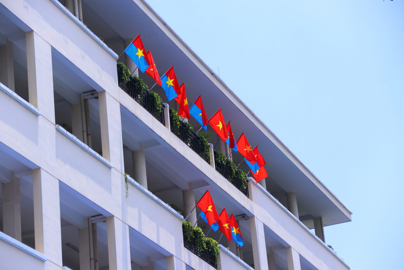 Tại tòa C, hướng ra mặt đường Lê Duẩn (Q. 1) các lá cờ phấp phới tung bay đón chào mừng 50 năm Ngày Giải phóng miền Nam, thống nhất đất nước.