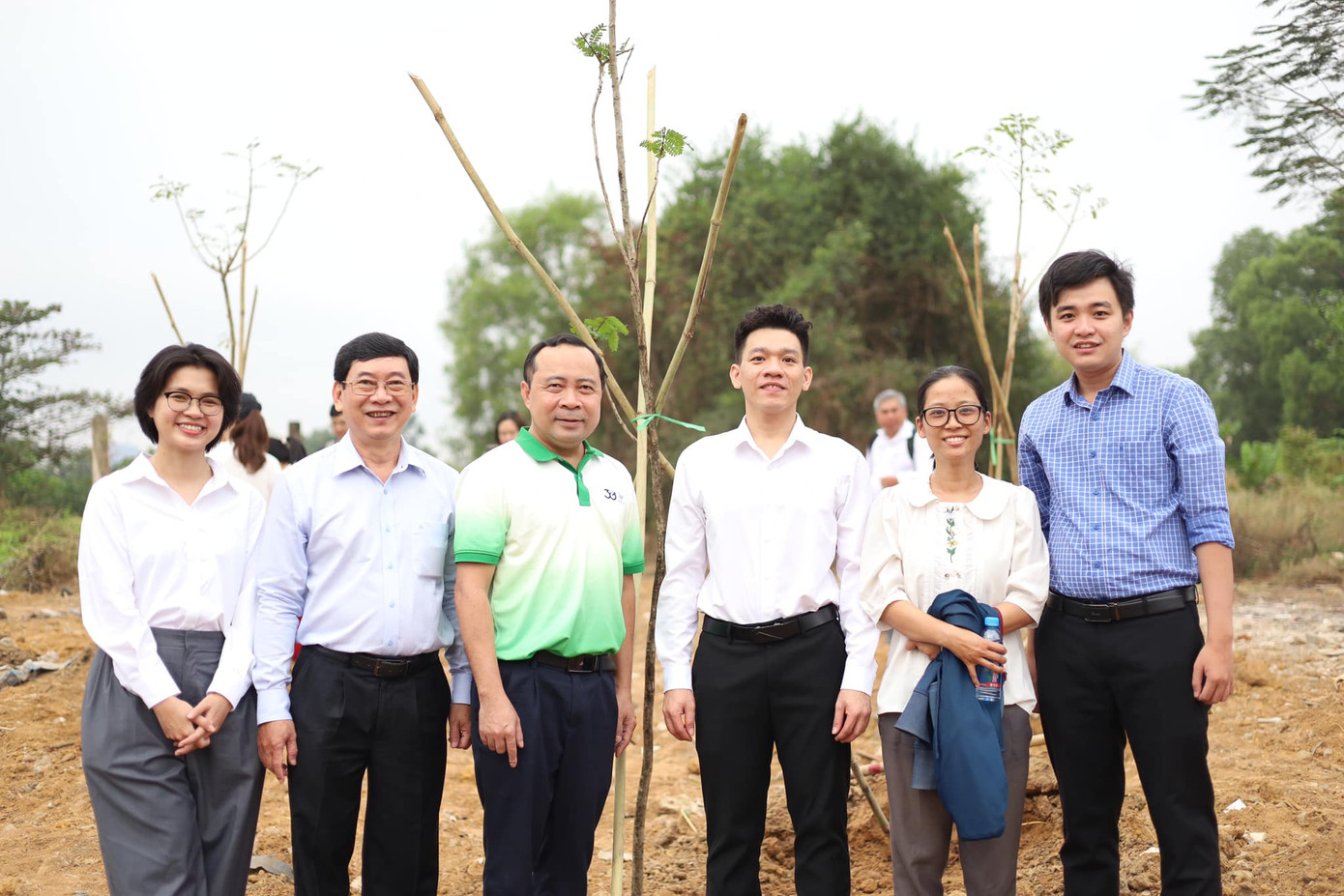 Đông đảo cán bộ, công nhân viên, sinh viên đã tham gia &apos;Tết trồng cây&apos; tại khu đô thị ĐHQG TP. HCM. (Ảnh: ĐHQG TP. HCM)