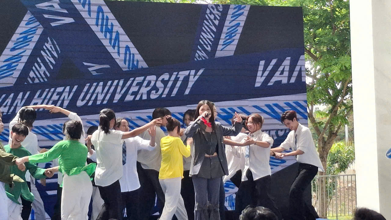 Ca sĩ Suni Hạ Linh 'đốt cháy' sân khấu tại Ngày hội hiến máu 'Chủ nhật Đỏ'. Ca sĩ Suni Hạ Linh 'đốt cháy' sân khấu tại Ngày hội hiến máu 'Chủ nhật Đỏ'.