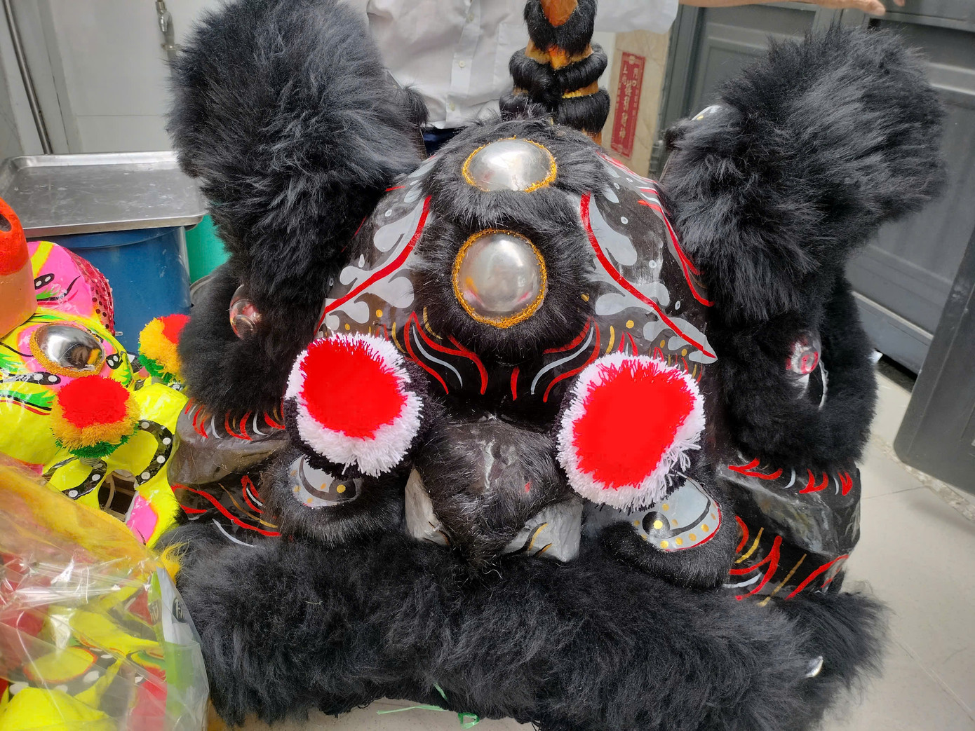 Mỗi chiếc đầu lân đều được ông Hưng hoàn thiện với sự công phu, tỉ mỉ. (Ảnh: Ngọc Tuyền) Mỗi chiếc đầu lân đều được ông Hưng hoàn thiện với sự công phu, tỉ mỉ. (Ảnh: Ngọc Tuyền)