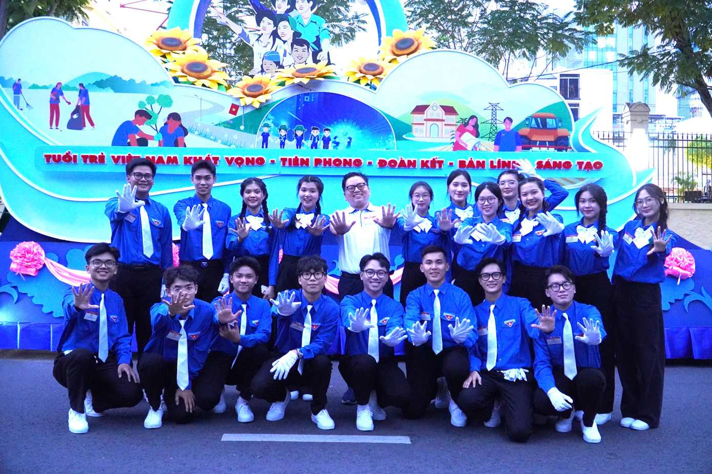 Các bạn đoàn viên, sinh viên tham gia khối diễu hành tối ngày 25/4.