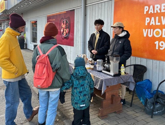 Ba bạn du học sinh Việt Nam khởi nghiệp với mô hình kinh doanh cà phê Việt ở Phần Lan. Ba bạn du học sinh Việt Nam khởi nghiệp với mô hình kinh doanh cà phê Việt ở Phần Lan.