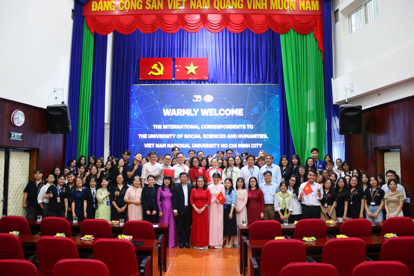 Các nhà báo quốc tế chụp hình cùng sinh viên báo chí. Các nhà báo quốc tế chụp hình cùng sinh viên báo chí.