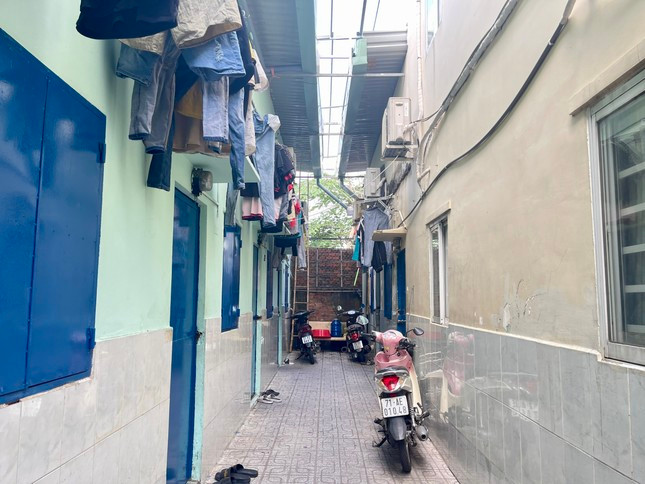 Nhiều chủ nhà trọ đang chạy đua để trang bị các thiết bị PCCC và cải tạo không gian đảm bảo an toàn PCCC. (Ảnh: Hồng Diệu)