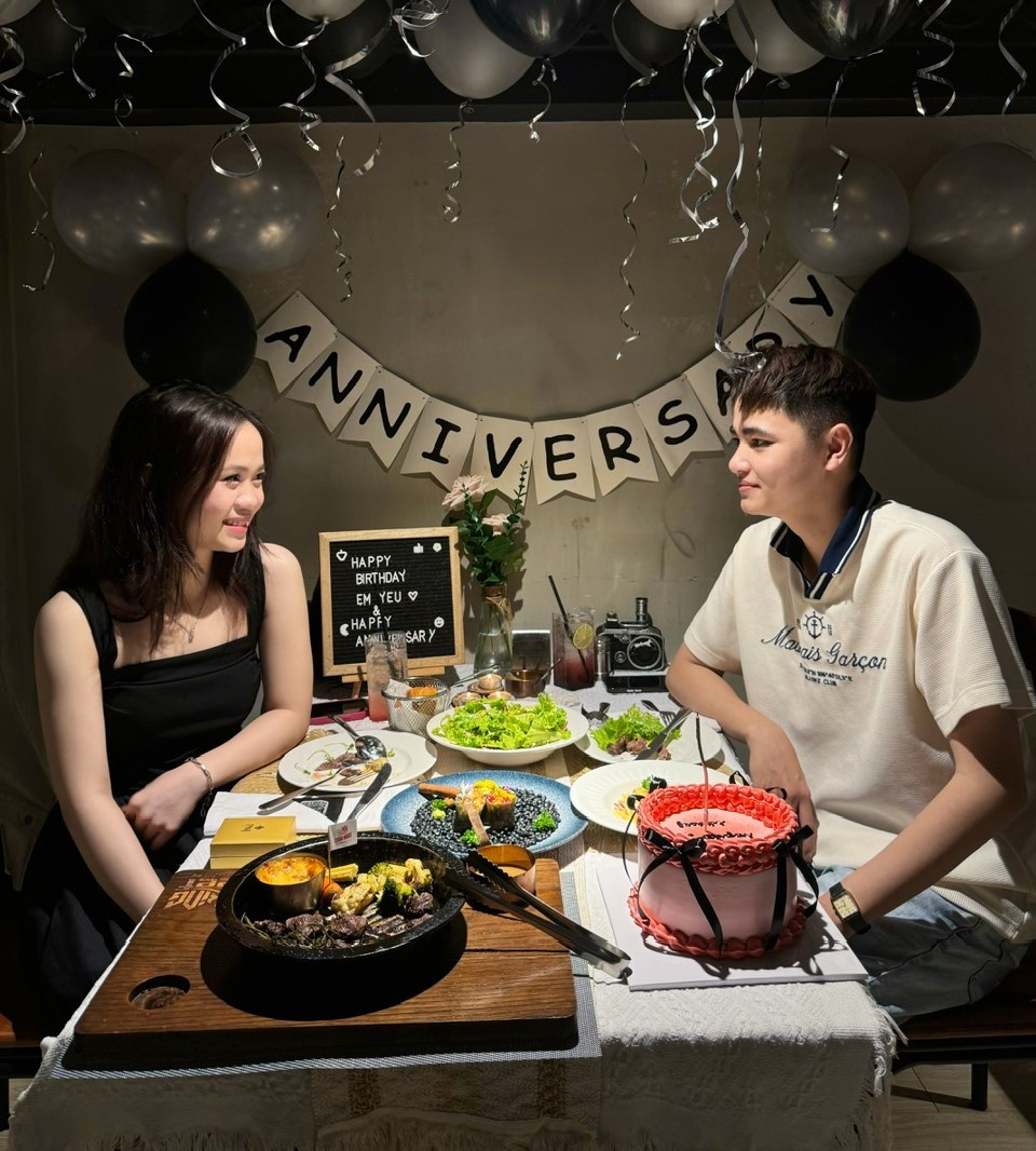 Thanh Ngân và bạn trai khi cả hai chưa phải yêu xa. Thanh Ngân và bạn trai khi cả hai chưa phải yêu xa.