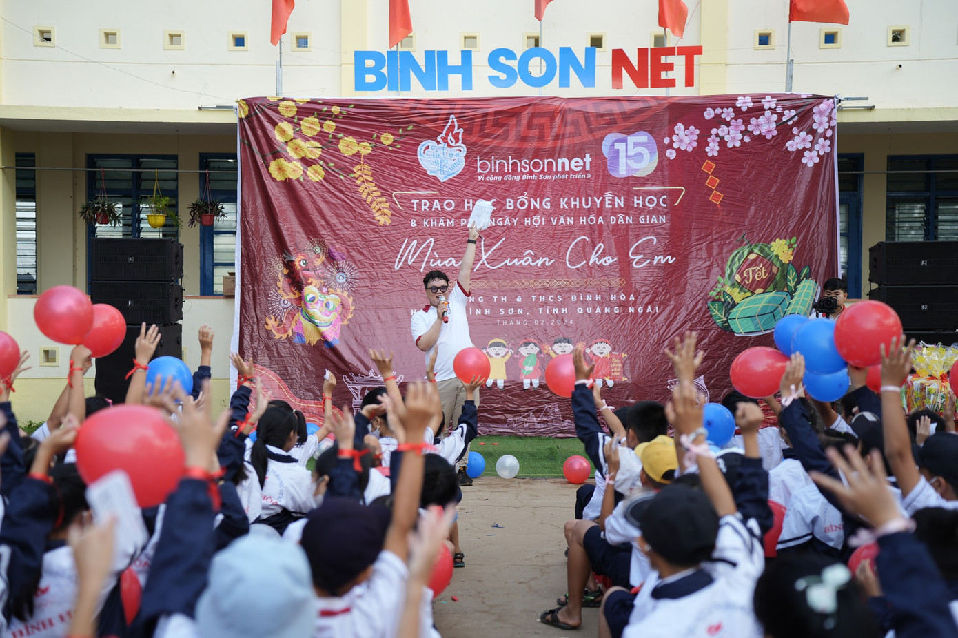 Chương trình 'Mùa Xuân cho em', hoạt động thuộc chuỗi chương trình 'Giữ lửa yêu thương' lần thứ 15, được tổ chức tại trường TH & THCS Bình Hoà (Bình Sơn, Quảng Ngãi).