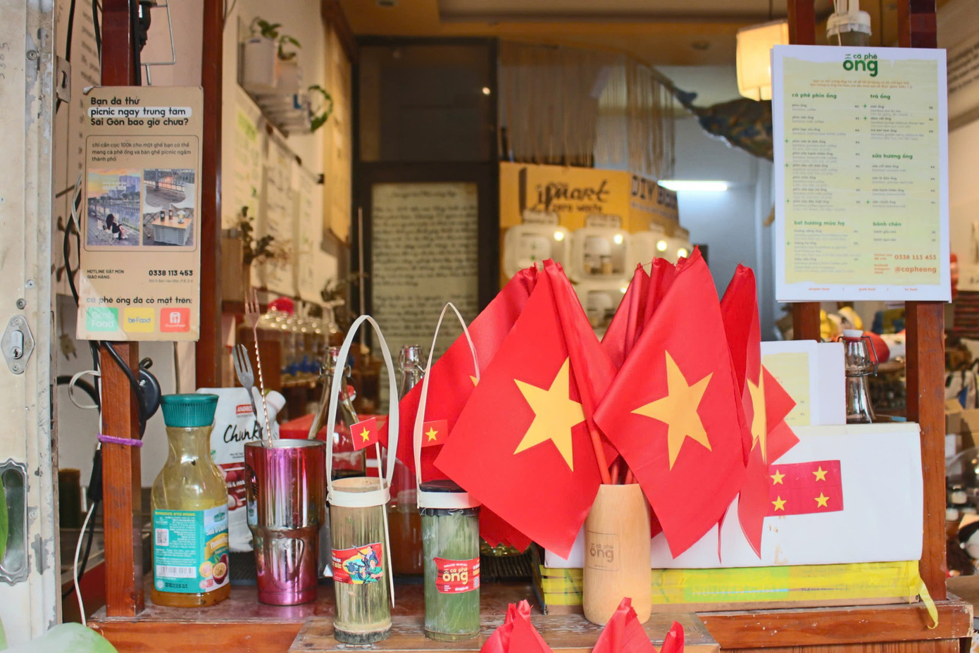 Không gian quán ấm áp mang đậm chủ đề lịch sử. (Ảnh: Minh Thư) Không gian quán ấm áp mang đậm chủ đề lịch sử. (Ảnh: Minh Thư)